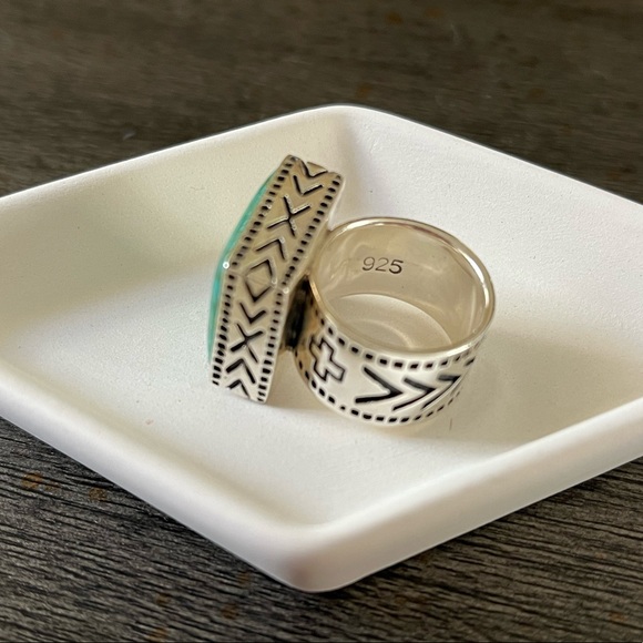 .925 Sterling Silver and Turquoise Ring - Picture 4 of 8
